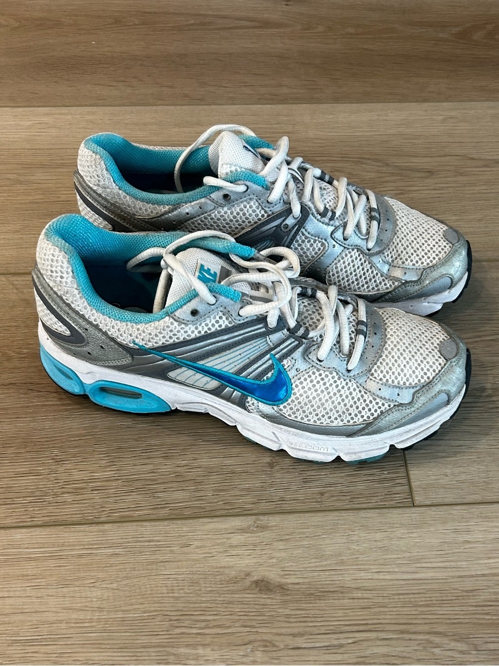 Nike Air Women's Silver and Teal Athletic Running Shoes Size 8.5